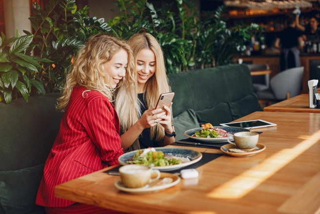 Походы по ресторанам ломают семейный бюджет | Источник: ru.freepik.com