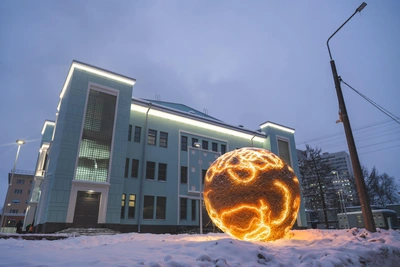 У «Родины» установили арт-объект «Код Солнца»