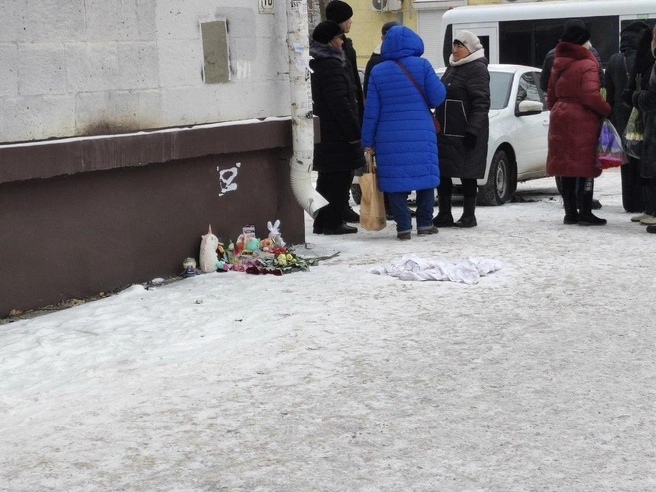 Церемония прощания с 14-летней школьницей в Красноармейском районе Волгограда | Источник: Денис Гусаков / V1.RU