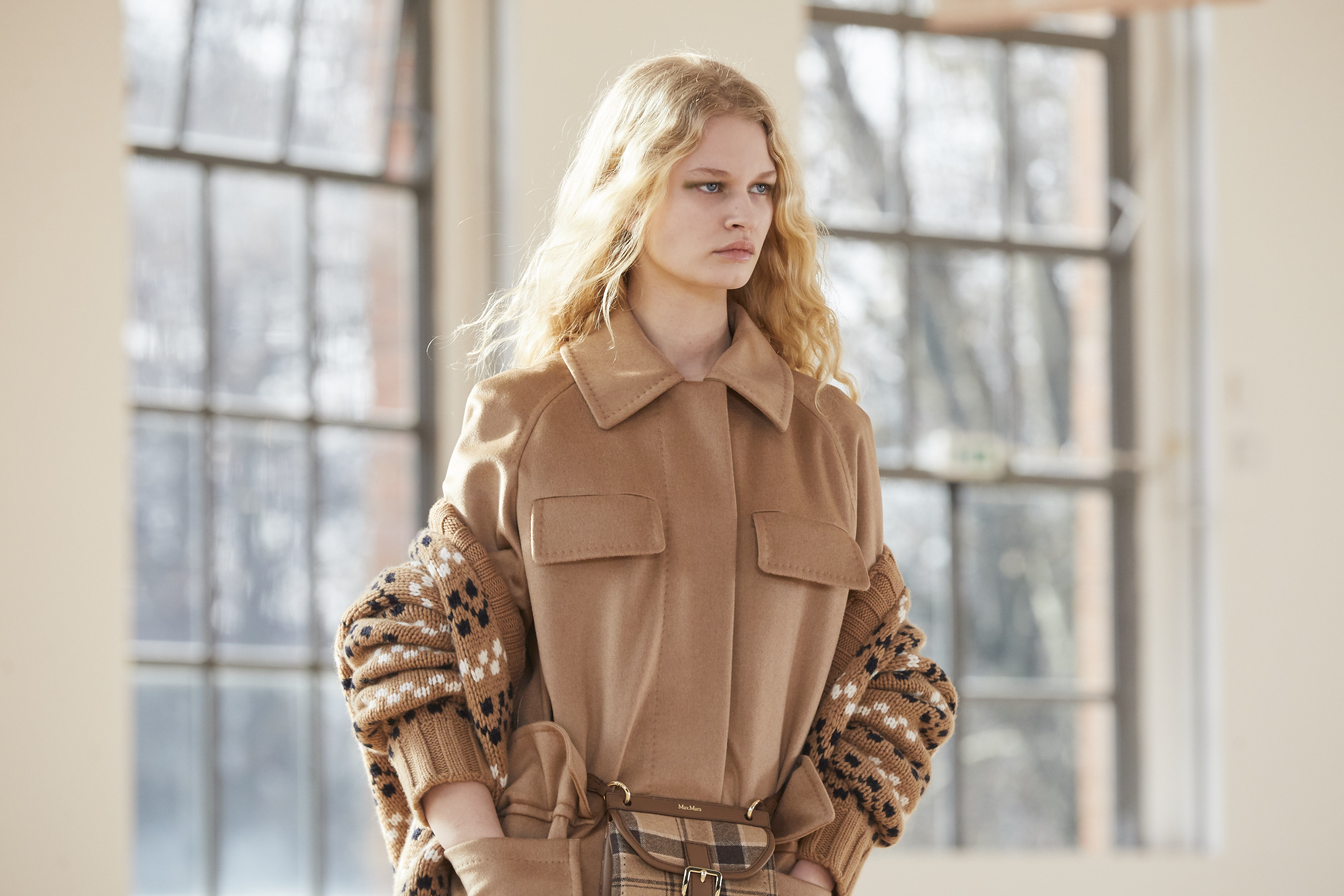 Max mara. Max Mara AW 2021. Max Mara пальто 2021. Макс Мара 2022 осень зима. Max Mara реклама 2021.