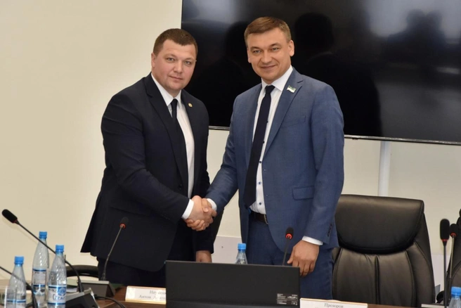 За Науменко (слева) проголосовало большинство депутатов | Источник: Курганская городская дума