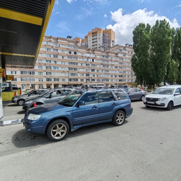 Очереди из автомобилей растянуты до въезда на АЗС | Источник: Андрей Пашинский / Voronezh1.ru
