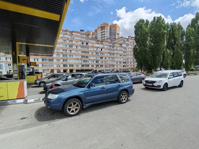 Очереди из автомобилей могут растягиваться до въезда на АЗС и даже дальше | Источник: Андрей Пашинский / Voronezh1.ru