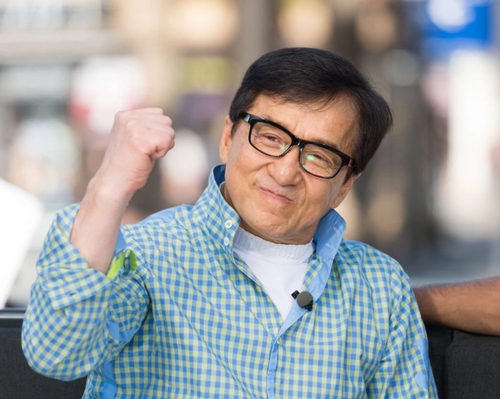 65-летний Джеки Чан стал дизайнером и сам вышел на подиум | Источник: Getty Images