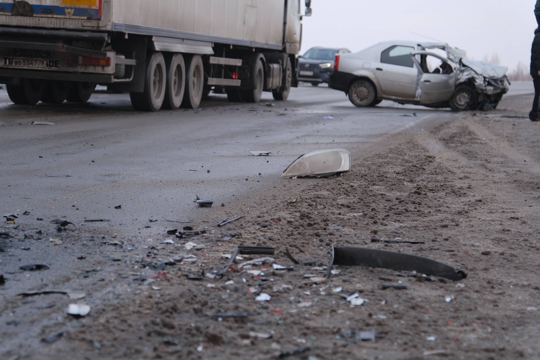 Под Волгоградом Renault влетел в дорожный знак, трое детей в больнице