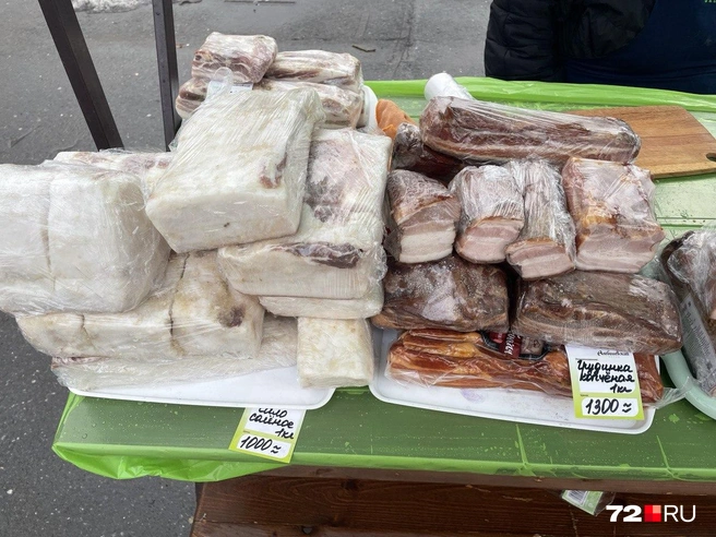Соленое сало продают за 1000 рублей. Но можно найти дешевле | Источник: Радик Енчу / 72.RU