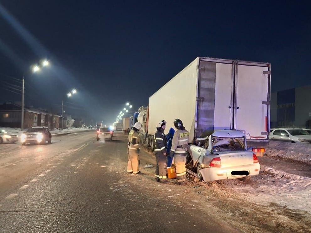 В Уфе «Гранта» влетела под грузовик в Шакше, водитель погиб — видео