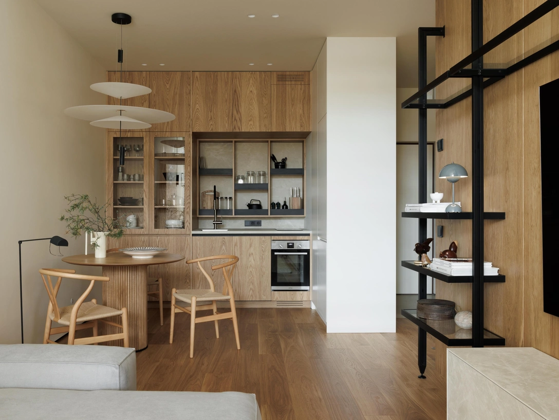 Стулья обеденные CH24 Wishbone chair, Carl Hansen. Стол обеденный, TOK. Светильник над столом Flamingo, Vibia. | Источник: Иван Сорокин. Стиль: Анна Крутолевич