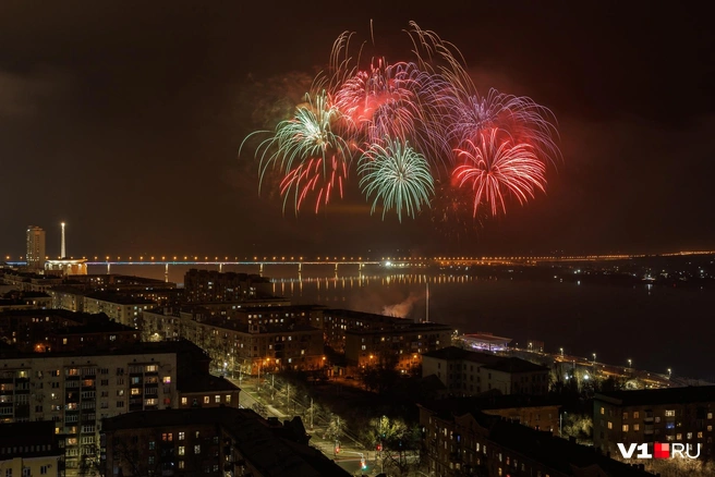 Дымка только подчеркивала краски фейерверка | Источник: Алексей Волхонский / V1.RU