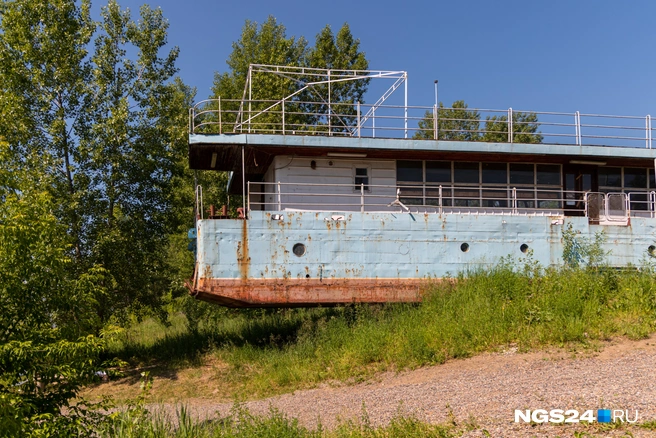 Некоторые судна стоят даже не на воде | Источник: Мария Ленц / NGS24.RU