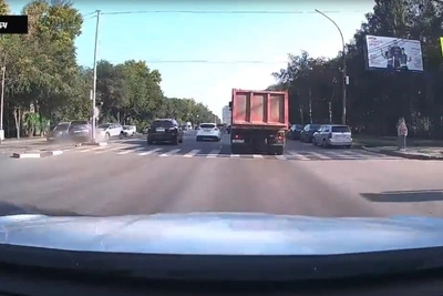 ДТП с Infiniti и столбом попало на видео в Новосибирске