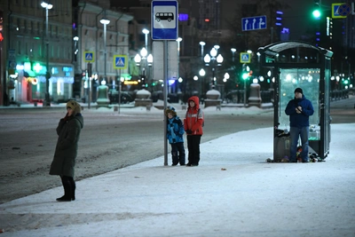 Уралец нашел пропавшую женщину на остановке ночью