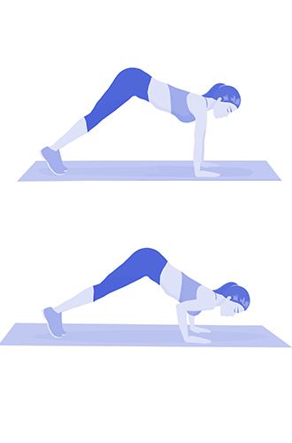 Отжимания в «собаке мордой вниз»Укрепляем трицепсы и плечи. Встаньте в позицию для отжиманий, поставив руки чуть шире плеч. Затем приподнимите бедра вверх, одновременно опустив голову вниз – так, чтобы макушка едва касалась пола. После этого начинайте отжиматься, используя исключительно силу своих плеч.