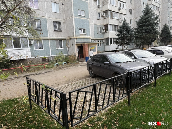 Жителям нравится благоустройство, но разбитые дорога и тротуары всё портят | Источник: Валерия Дульская / 93.RU