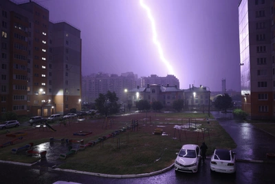 МЧС предупредило о сильном ветре и грозах в Омской области