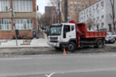 Во Владивостоке начали ремонтировать дороги после зимнего сезона