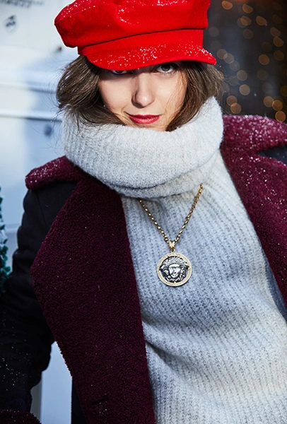 Дубленка LittleDrama by N&C; свитер и кепи Zara; подвеска Versace vintage (собственность автора)