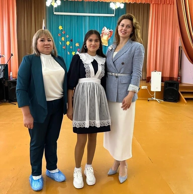 Жакет Каринэ дополнила ремнем и брошью | Источник: Каринэ Хабирова / Vk.com