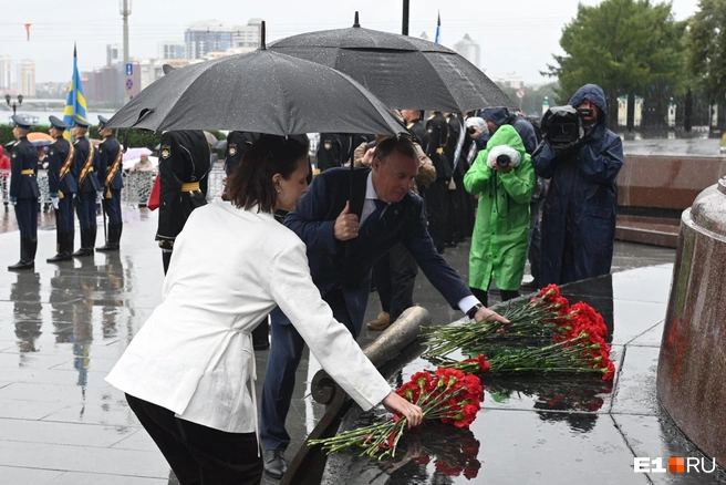 Мэр Екатеринбурга Алексей Орлов и председатель гордумы Анна Гурарий воложили цветы к памятнику основателям города | Источник: Дмитрий Емельянов / E1.RU