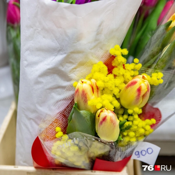 Встречаются комбинированные букеты с тюльпанами и мимозой | Источник: Кирилл Поверинов / 76.RU