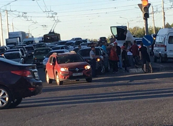 На путепроводе в Рязани перевернулась иномарка | ya62.ru