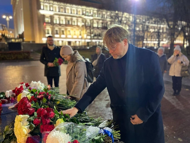 Глава партии «Яблоко» у Соловецкого камня в Москве | Источник: Николай Рыбаков