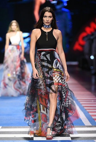 Неделя моды в Милане завершилась показом Tommy Hilfiger SS18: яркие образы и подробности шоу
