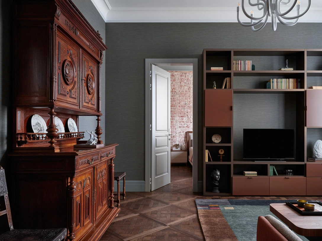 Гостиная. Паркет, Eurohome. Двери и порталы, Ghizzi & Benatti. Буфет, винтаж, начало XX века, Франция. Стеллаж, MisuraEmme. Ковер, «Декораторское Ателье Марка Патлиса». В стеллаже — ограничитель для книг и статуя, Izzi decor; керамика, Aspect store; бронзовые статуэтки Александра Чичкина. | Источник: Ник Руденко. Стиль: Варвара Калицкая