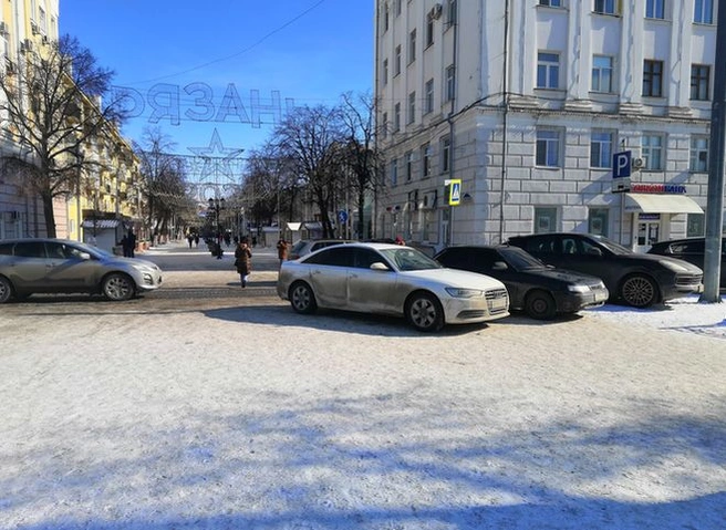 Рязанец рассказал о массовой парковке за памятником Ленину на Почтовой | ya62.ru