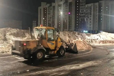 Снежные валы убрали с площади Химиков в Череповце