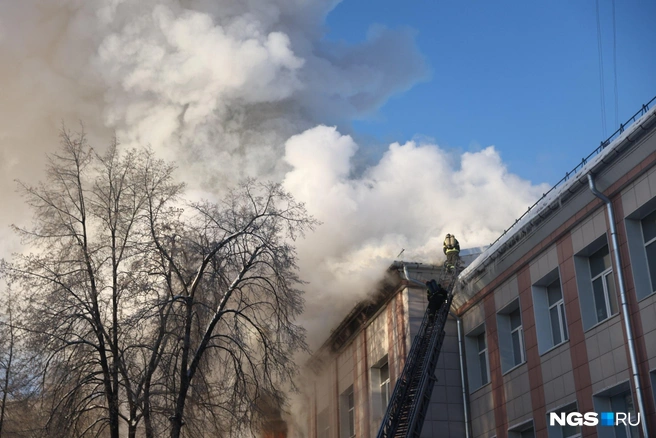 По данным МЧС, пожар начался в кабинете на третьем этаже и перекинулся на крышу | Источник: Александр Ощепков / NGS.RU