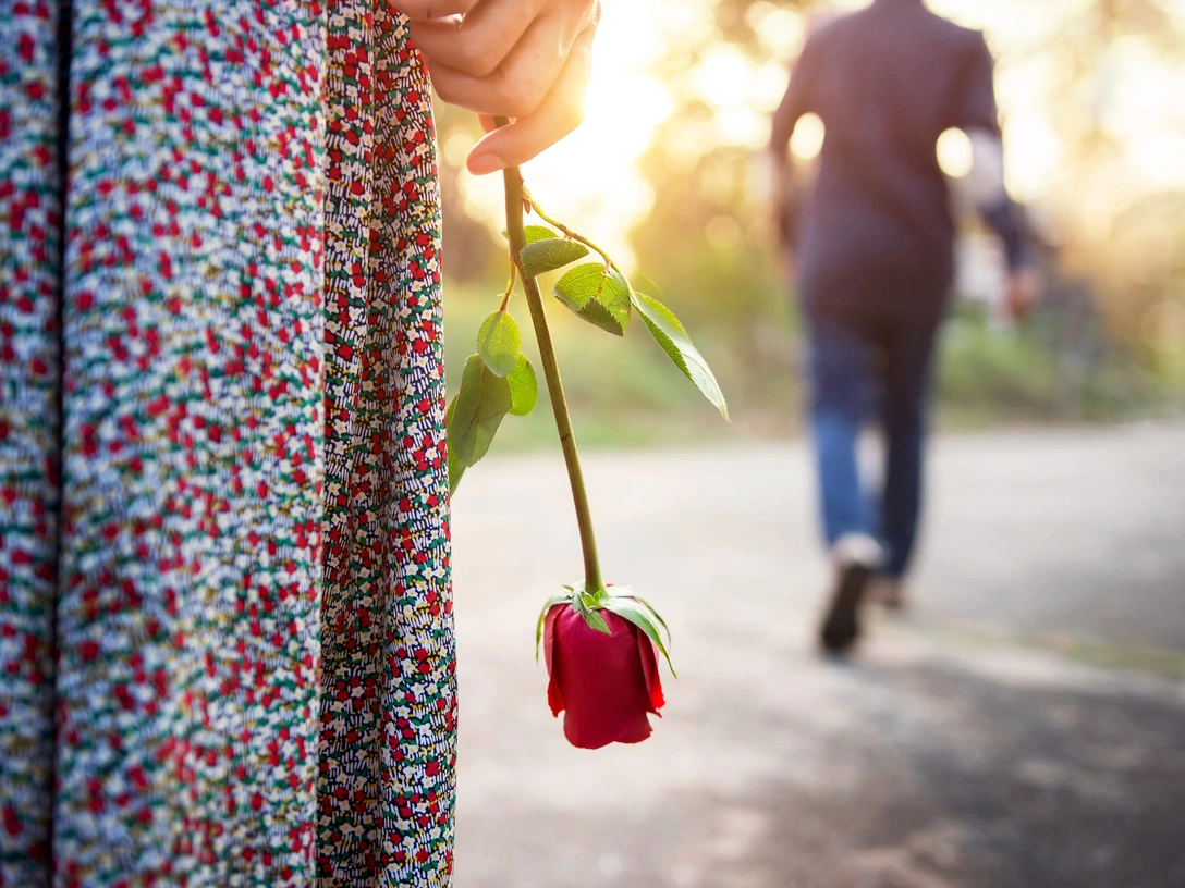 «Почему он не отвечает»: что такое гостинг и как не стать его жертвой | marieclaire.ru