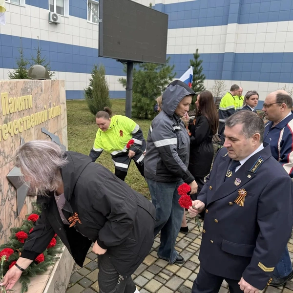 Сотрудники Берёзовского разреза возложили цветы к мемориалу на территории предприятия | Источник: СУЭК-Красноярск