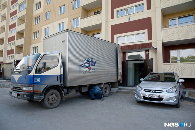 Редкий магазин, да и дом имеет широкую площадку для подъезда и стоянки | Источник: Ольга Бурлакова / NGS.RU