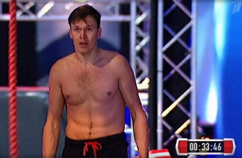 Скриншот из программы «Русский ниндзя 2017 года&nbsp;— тогда у Виктора были еще короткие волосы и не было бороды | Источник: 1tv.ru