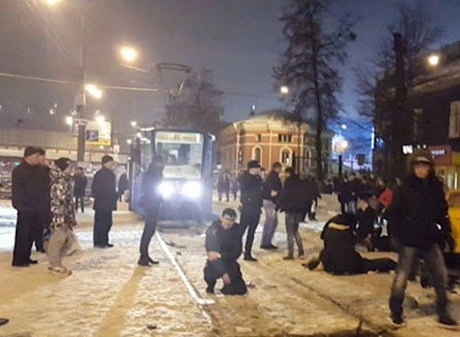 В Москве автомобиль врезался в остановку с людьми (видео) | ya62.ru