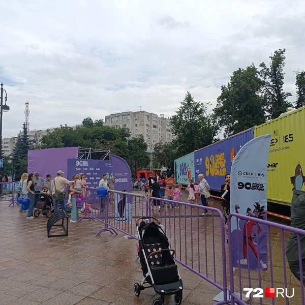 Несмотря на непогоду, взрослые вместе с детьми выстроились в очередь, для того чтобы погрузиться в сказочный мир и узучить его изнутри. | Источник: Кристина Музыка / 72.RU