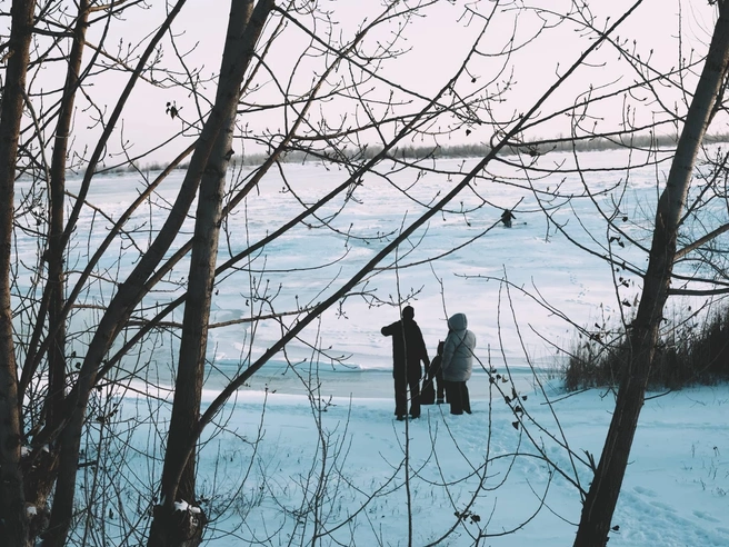 Семья, решившаяся на прогулку в морозную погоду. | Источник: Алена Демочкина