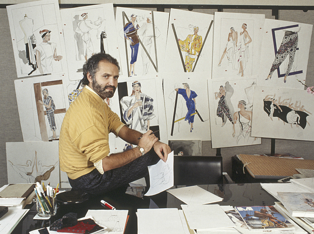 Джанни Версаче в своей студии в 1985 году | marieclaire.ru