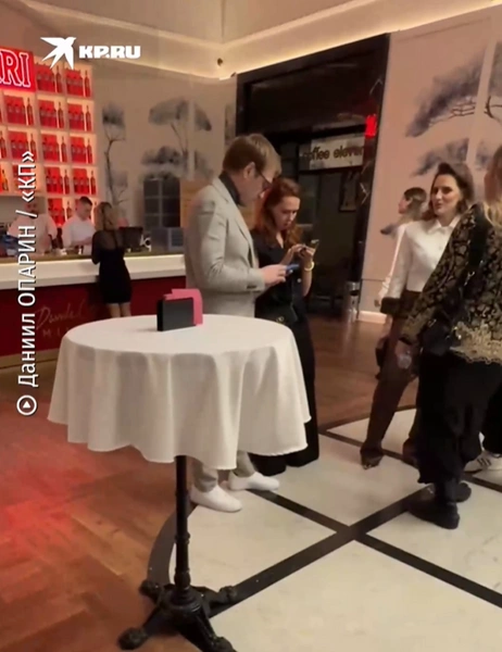 В тот вечер актеры практически не расставались