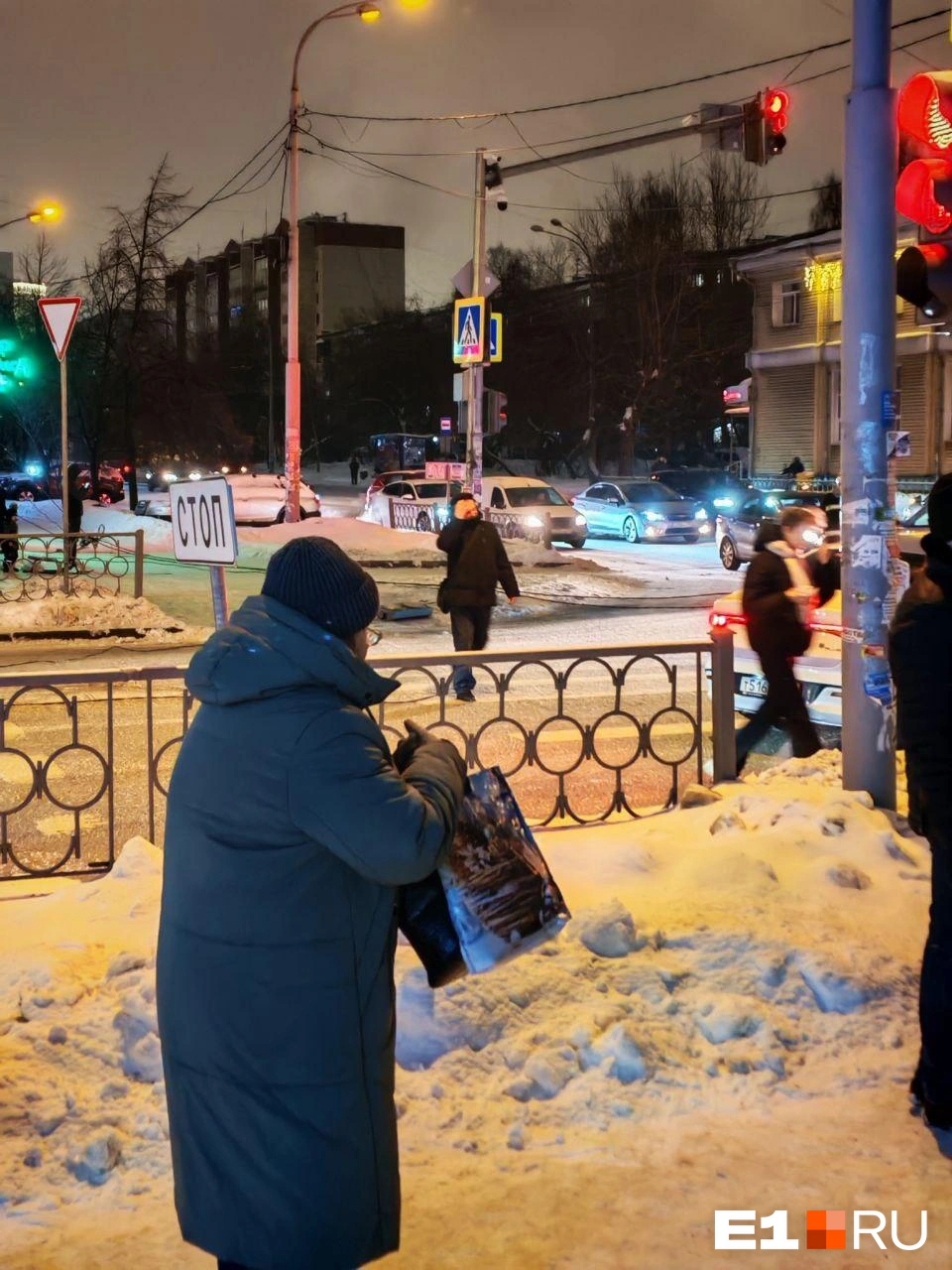 Провода со столба сейчас лежат на проезжей части | Источник: читатель E1.RU
