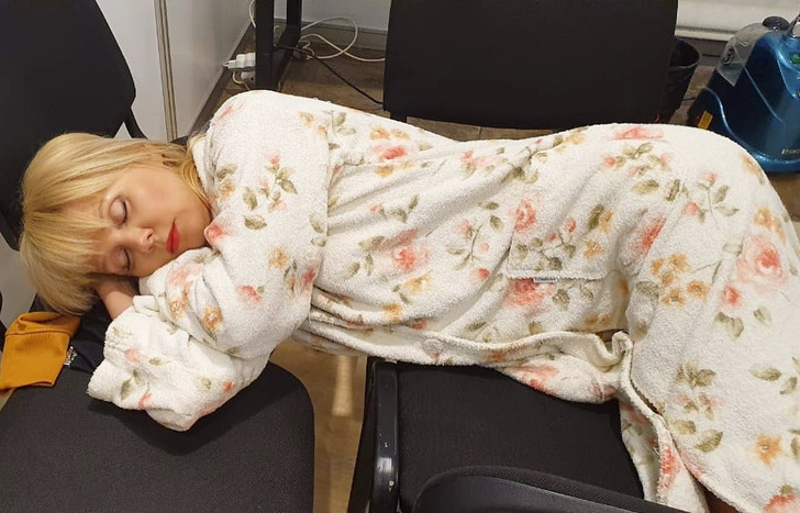 Фото №2 - Пригожин выложил в сеть фото спящей на стульях Валерии