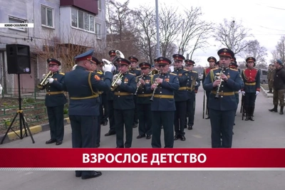 Мини-парады под окнами ветеранов в Южно-Сахалинске