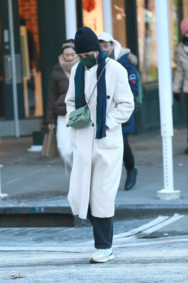 Обоснованная роскошь: Кэти Холмс в белом пальто доказывает, что это самая модная покупка на зиму и весну 2022