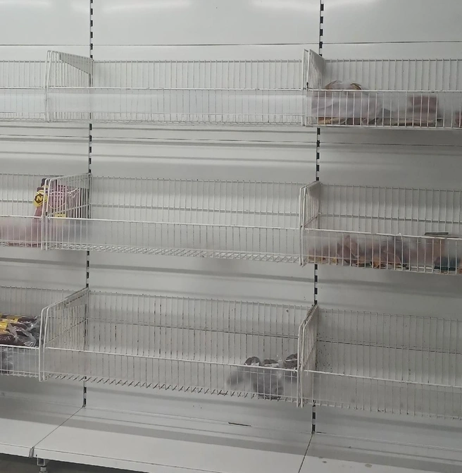 Полки пустые, в том числе и потому, что продукты быстро портятся: холодильники работать не могут | Источник: Юлия Погосова