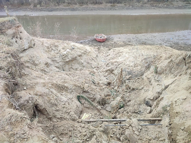 От обвалившегося берега открестились все учреждения и службы | Источник: Илья Калинин / NGS.RU