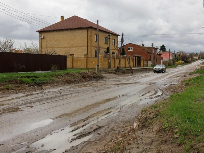 Движение по этой дороге во время дождя становится опасным. | Источник: Алексей Волхонский / V1.RU