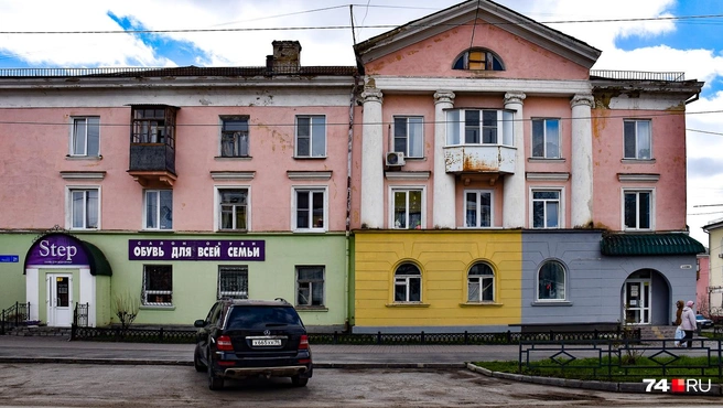 Чебаркуль, хотя и ровесник Челябинску, мегаполисом не стал. До первой половины XX века он был небольшим поселком, статус города получил в 1951 году, а его население с 1940-х по 1980-е увеличилось в 10 раз благодаря индустриализации и эвакуации сюда подмосковного завода «Электросталь» (сейчас&nbsp;— «Уральская кузница»). Центральная часть города выполнена в советском стиле 1950-х | Источник: Артем Краснов