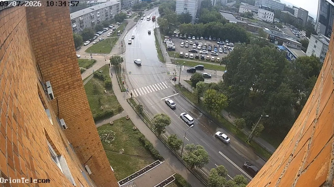 К 11:00 лужа стала меньше, но автобусам все еще приходится ее переплывать | Источник: OrionTelecom
