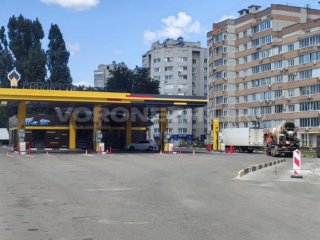 На многих заправках можно видеть такую картину — очереди нет, потому что нет бензина | Источник: Андрей Пашинский / Voronezh1.ru